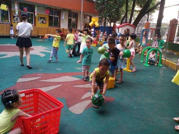 体育活动会有效地锻炼到幼儿园学生们的思维能力以及身体素质