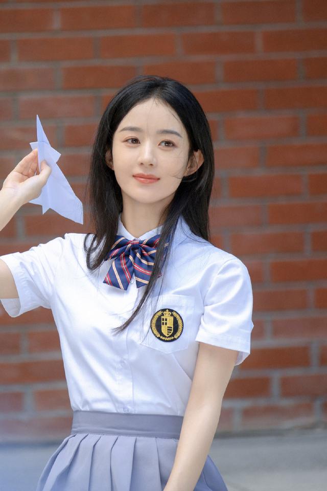 离婚后赵丽颖学生装扮出镜 竟然被网友吐槽装嫩 太阳信息网