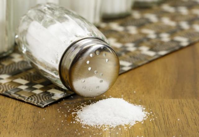 60岁骨质疏松，怎么补都没用？医生：罪魁祸首是食盐