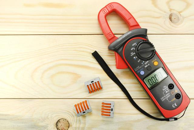 如何用万用表测电容（万用表正确测量电容器的方法）