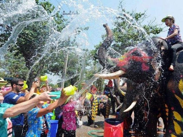泰国最隆重的节日，每年4月举行，全民“湿身”上演狂欢嘉年华
