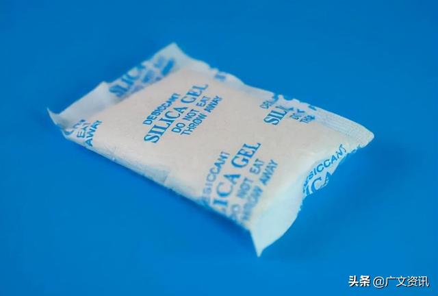 家长要小心！8岁男孩玩干燥剂，导致眼球溶解失明