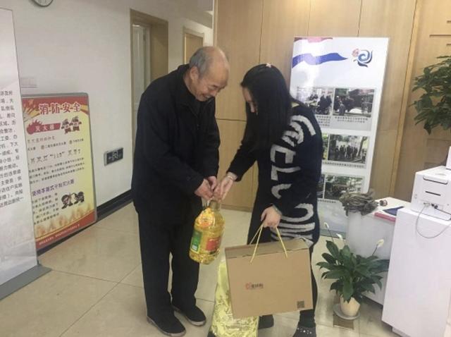 中秋节前，养老金迎来两个好消息，同时提醒退休人员应留意四件事