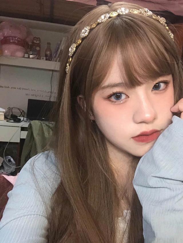 火遍21的流行发色 紫灰色素颜无压力 亚麻棕灰掉色也很美 太阳信息网