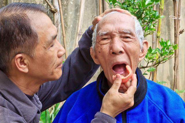 专家提醒！戴假牙的4大禁忌，很多人经常做