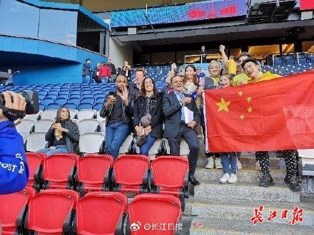 中国1:0南非：球迷很开心，五星红旗挥舞起来
