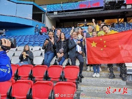 中国1:0南非:球迷很开心,五星红旗挥舞起来