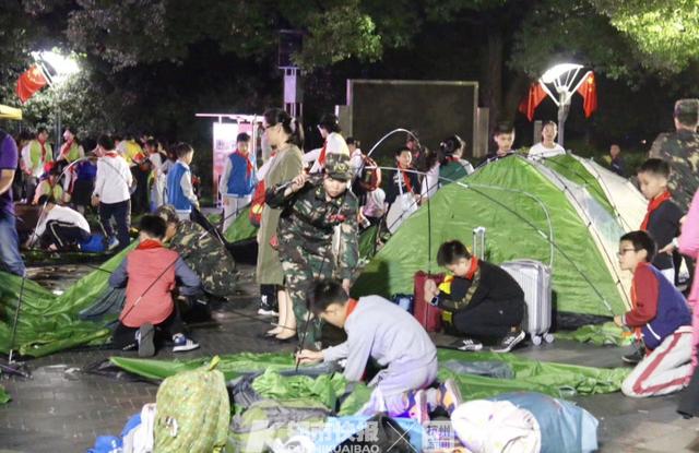 帐篷音乐节:刚刚，西湖边有嗨到爆的帐篷音乐节？“通行证”居然是红领巾……