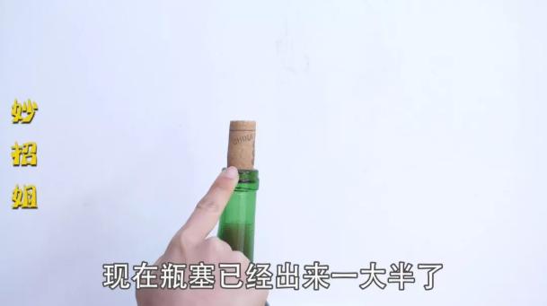 没有开瓶器怎么开葡萄酒瓶（没有开瓶器开红酒的方法）