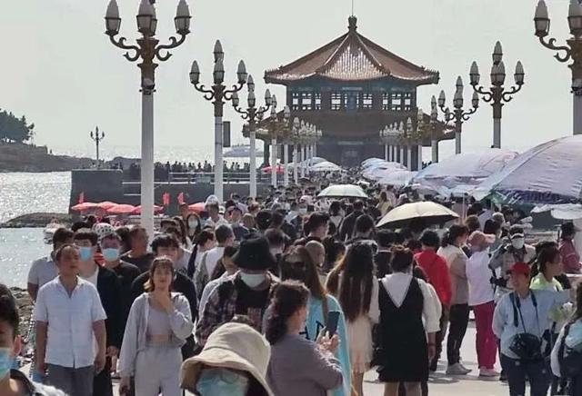 国庆中秋假期已过半:“国庆中秋假期过半”冲上热搜！登上返程路的你，还好吗