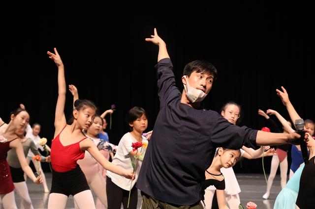 台湾艺人阿丹:上海青舞节落幕：大师上小课，小舞者登大舞台