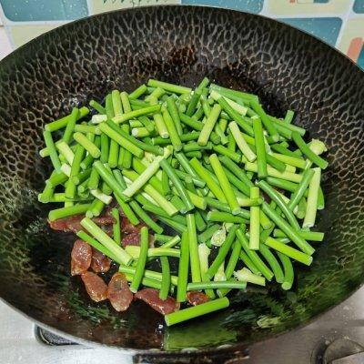 餐桌上的保留项目腊肠炒蒜苔，隔段时间就做一次