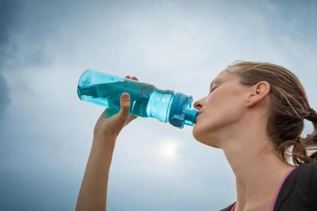 夏天每天要喝够3-4L水？别让肾脏超负荷运转