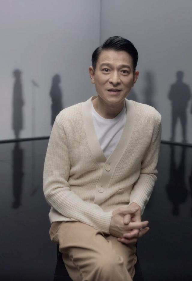 刘德华的年龄:刘德华出道40年，59岁依然拼搏在片场，称自己是会哭的普通人