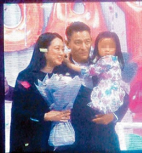 刘德华的年龄:刘德华出道40年，59岁依然拼搏在片场，称自己是会哭的普通人