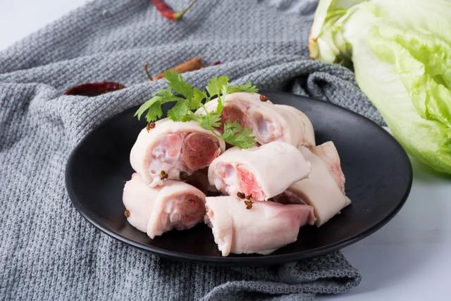 玉竹又名葳蕤，具有养阴润燥之效，还能润泽肌肤