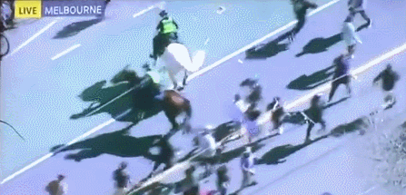 澳大利亚爆发反“封城”示威游行 骑警出动 多人被捕（现场）