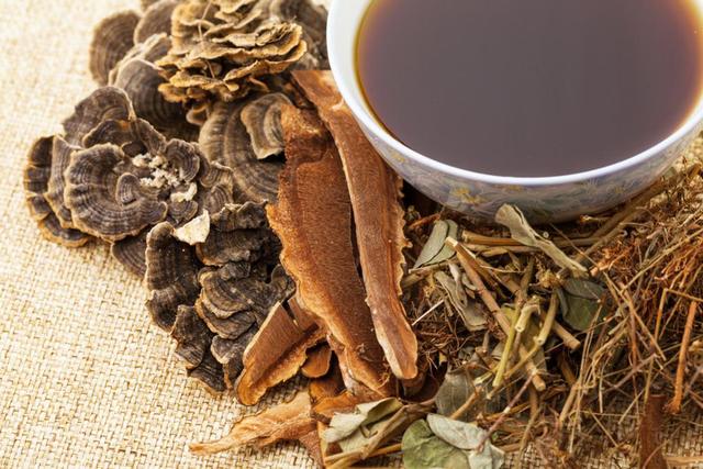 汤药温服不刺激肠胃，以接近人体体温为宜