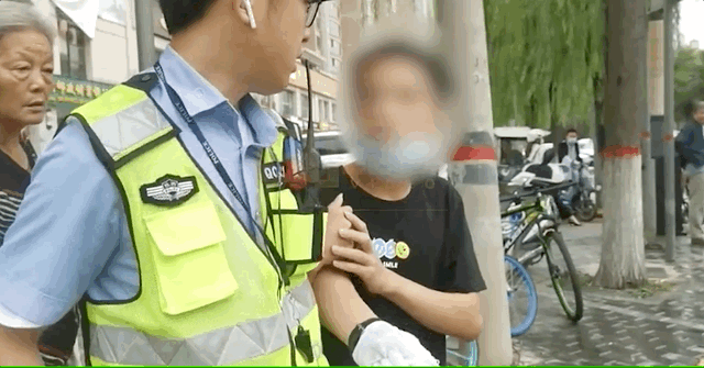 小伙当街抱住交警不松手，原因意外……