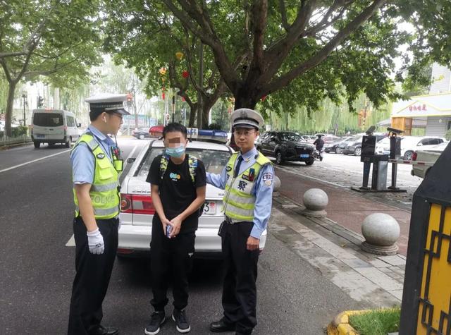 小伙当街抱住交警不松手，原因意外……