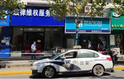 武汉一90后律师被击伤后抢救无效死亡 知情者：被害人从业4年 现场有一声枪声