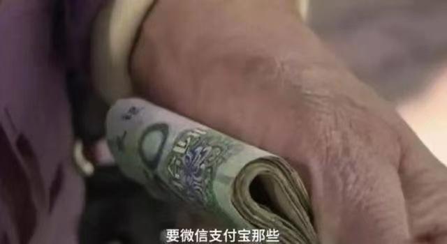 62岁刘雪华独居10年，24小时开着电视，她的背后，藏着一亿人的痛……