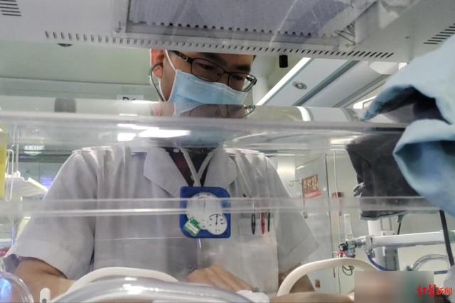 家长用菜汤冲奶粉给宝宝喝，结果孩子身体紫成“茄子”，中毒入院