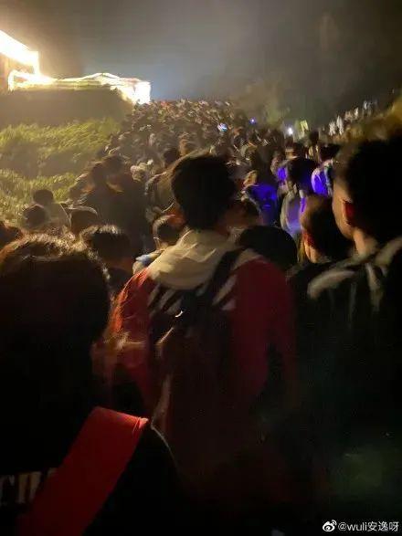 上万人国庆夜爬泰山，现场一眼望不到头！紧急喊停