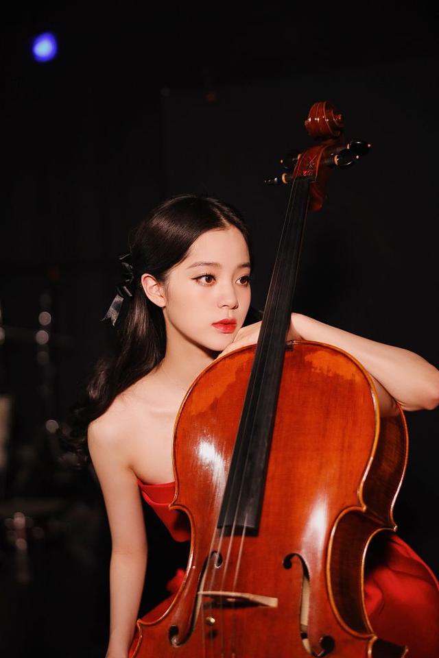 欧阳娜娜红裙惊艳高贵似天鹅 手持大提琴眼眸清亮女神气质满满