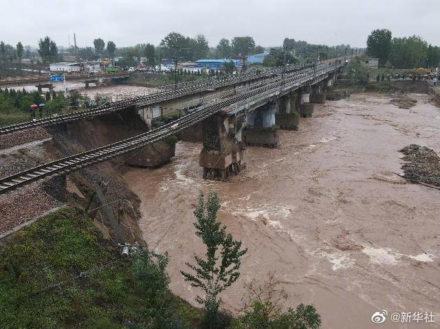 连续降雨致南同蒲铁路中断 抢险紧张进行中