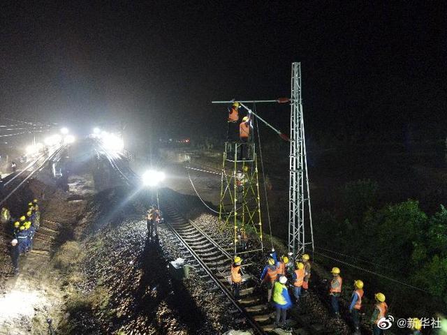 连续降雨致南同蒲铁路中断 抢险紧张进行中