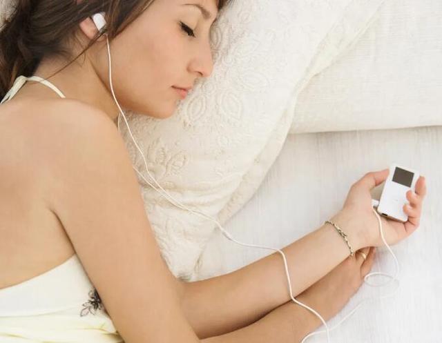 戴耳机入睡，对身体危害有多大？