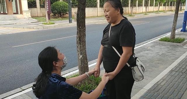 南昌杀妻抛尸案二审开庭，被告家属庭外跪地大哭求原谅，被害人母亲：希望维持死刑