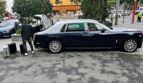 网络大V嫌上海银行态度不好 当场取走500万现金用劳斯莱斯拉走