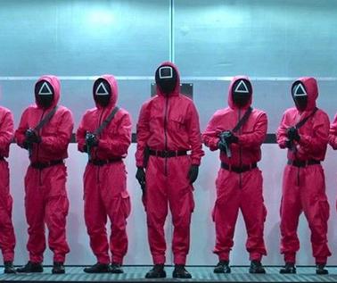 《鱿鱼游戏》大热，奈飞赢了、椪糖火了、义乌赚了……