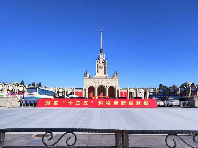 “天宫”“蛟龙”齐亮相 五年来我国科技创新成果尽收眼底
