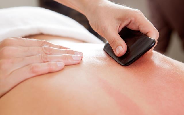 《健谈》观点丨秋冬换季，老人千万别挨冻，刮痧、拔罐提高免疫力