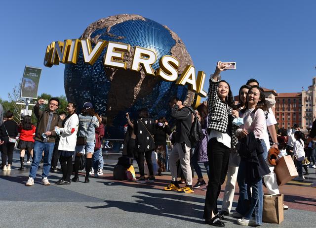 从月入近百万沦落到卖大蒜，北京电影人：环球影城？我只能进去卖爆米花