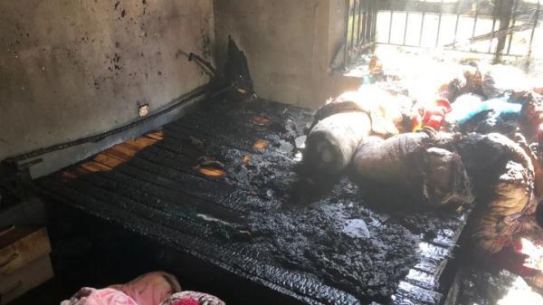 熊孩子电视柜下烧试卷，结果把房子烧了……