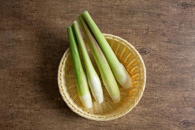 长得像笋却不是笋的茭白，这样吃能清热生津、利尿除湿