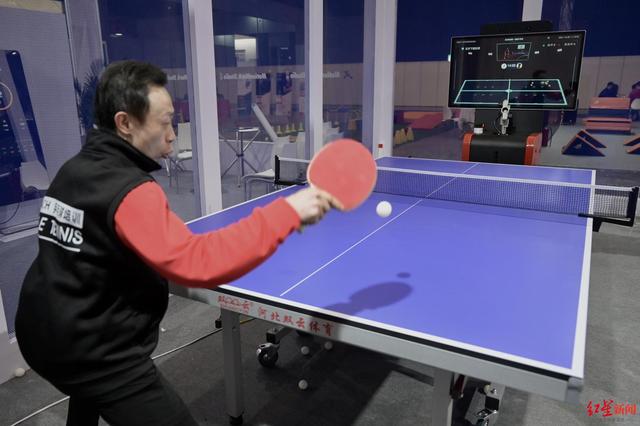 机器人陪你打乒乓！智能乒乓训练机器人体服会上受追捧
