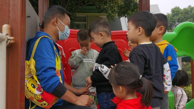 紫荆幼：不跟陌生人走—小班年级组防拐骗活动