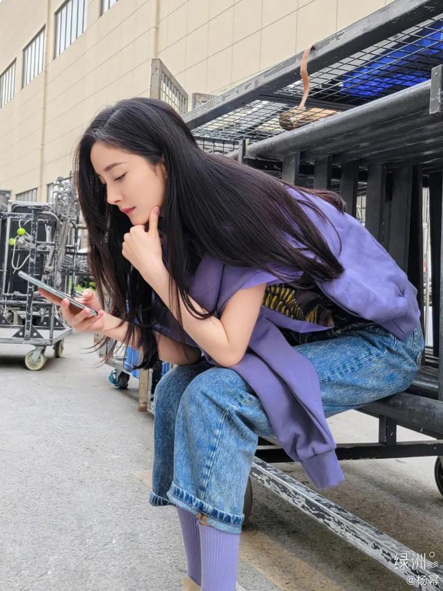 杨幂又带火了"回力鞋 裙子"!巨美巨显腿细,绝了