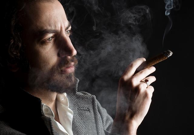 女子白头发日渐增多，别总觉得老了，或是缺了这3大营养素