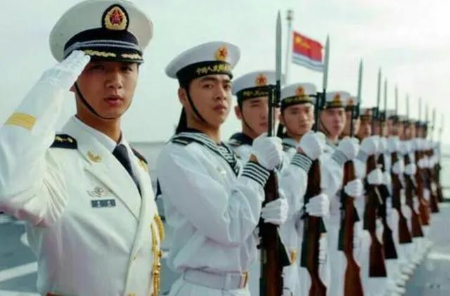 香港回归前夕，英国34艘军舰闯入南海，与我军对峙72小时自动撤离