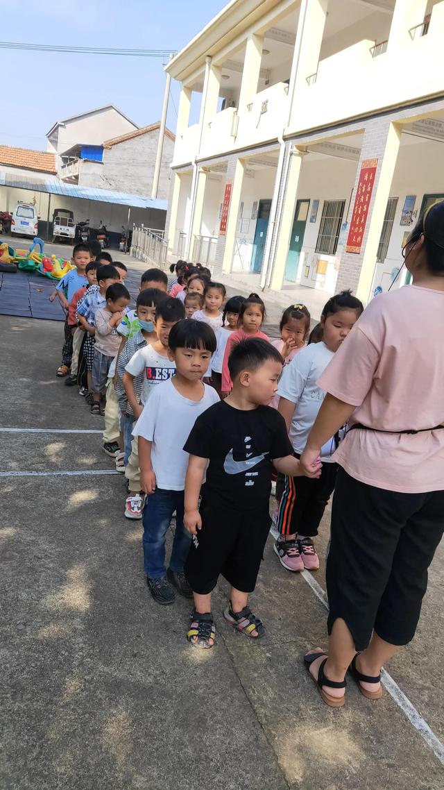 欢度国庆––魏庙镇房村幼儿园