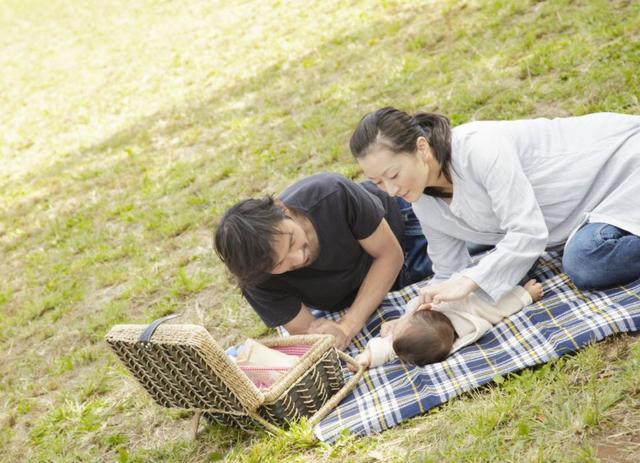 新生儿多大才可以“抱出门”？不是“百岁”，但也不能过早了