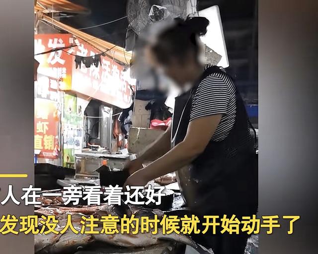 顾客买42斤鱼要求切块，鱼贩抬头张望后，手下一滑半条鱼不见了