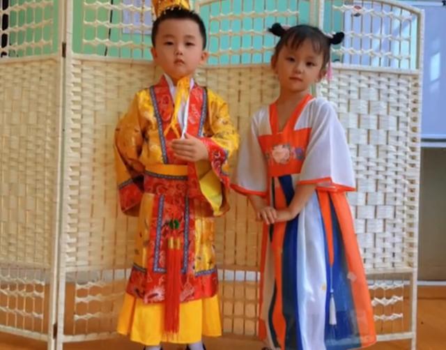 江苏幼儿园举行汉服活动，男孩身披黄袍超抢眼，家长吐槽没必要