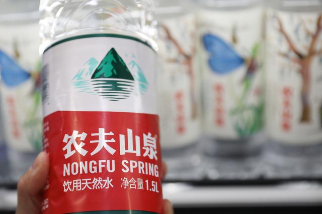 水里有蛆虫？农夫山泉称已报警，市值蒸发3400亿，老板仍为首富